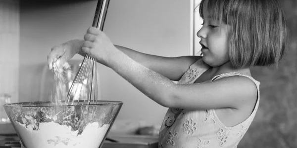 Девушка делает тесто для домашнего печенья — стоковое фото