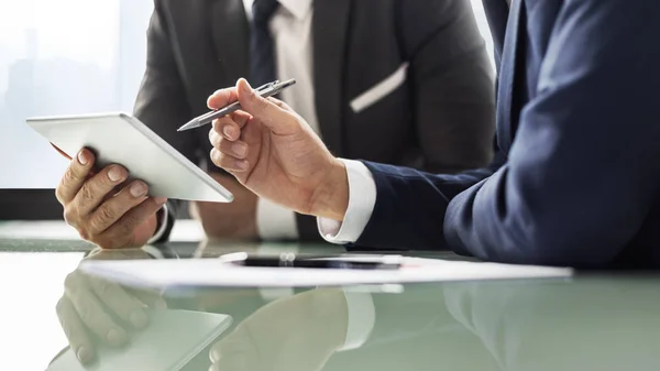 Geschäftsleute diskutieren über Arbeit — Stockfoto