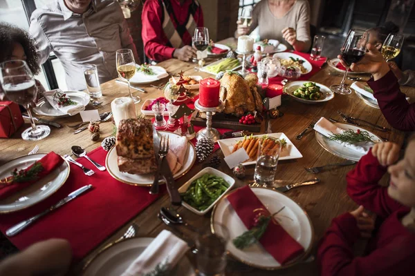 家庭餐桌充满节日的晚宴 — 图库照片