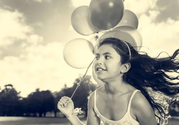 玩气球的女孩 — 图库照片