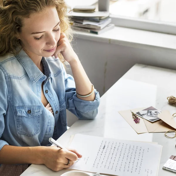 Donna che scrive nel documento — Foto Stock