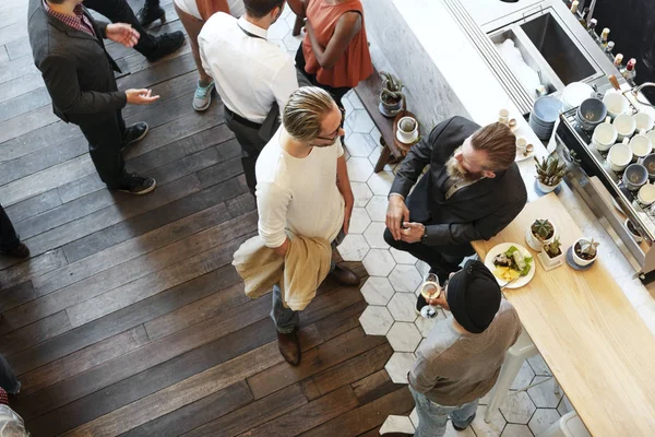 Mensen ontmoeten praten in Restaurant — Stockfoto