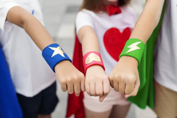 Маленькие дети в костюмах супергерои — стоковое фото