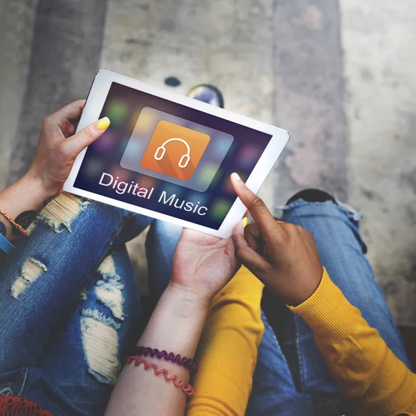 Vrouwen met behulp van digitale Tablet PC — Stockfoto