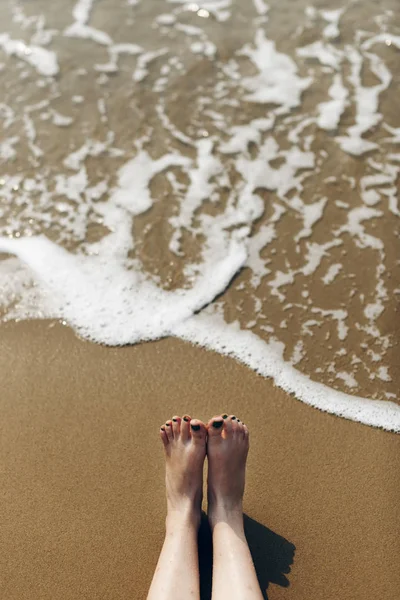 Pés descalços pernas de mulher no oceano — Fotografia de Stock