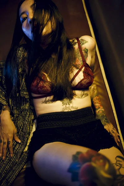 Piękna dziewczyna z tatuażami — Zdjęcie stockowe