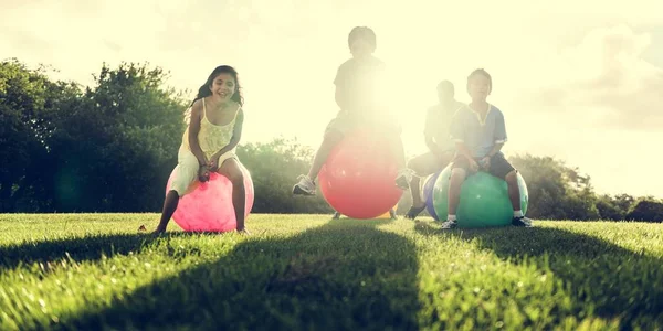 Rodzina skakanie na piłki fitness — Zdjęcie stockowe