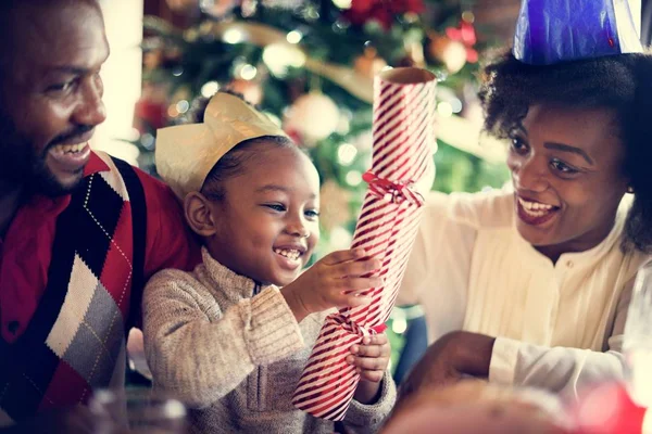 Bambina apre un regalo di festa — Foto Stock