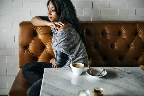 Красива жінка в кафе — стокове фото