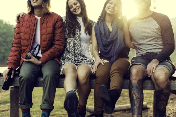 Jeunes amis voyageurs en forêt — Photo