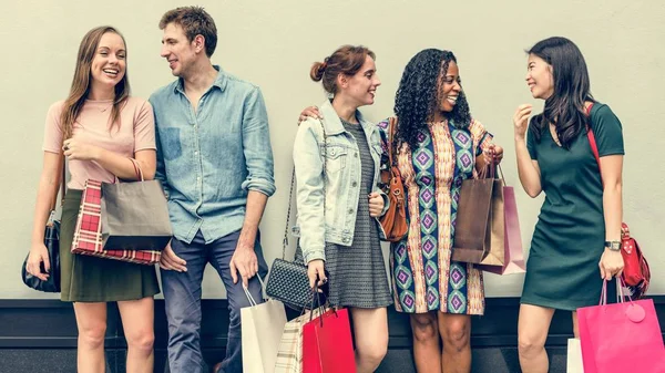 Gente feliz con bolsas de compras — Foto de Stock