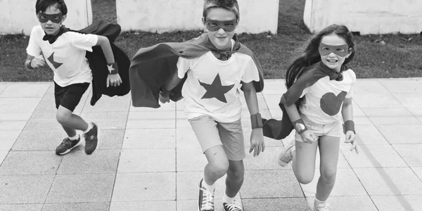 穿着超级英雄服装的孩子 — 图库照片