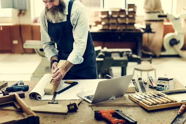 Vakman werken in workshop studio — Stockfoto