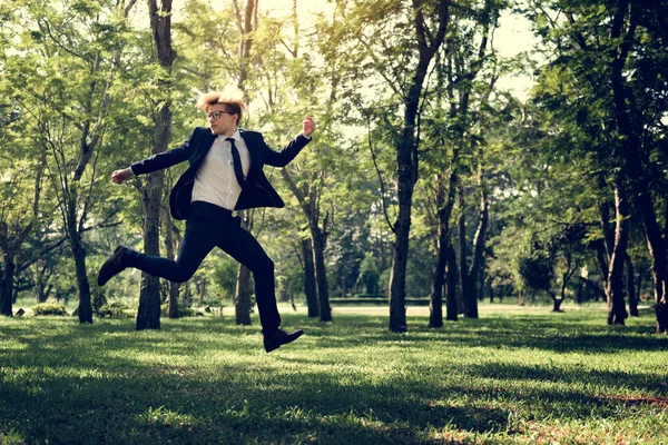 Empresário feliz correndo . — Fotografia de Stock