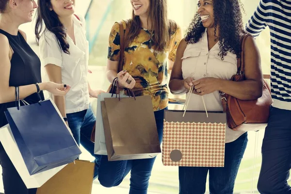 Amigos com sacos de compras — Fotografia de Stock