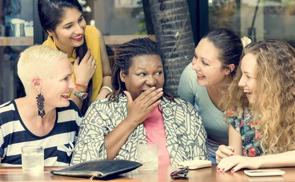 Жінки спілкуються в кафе — стокове фото