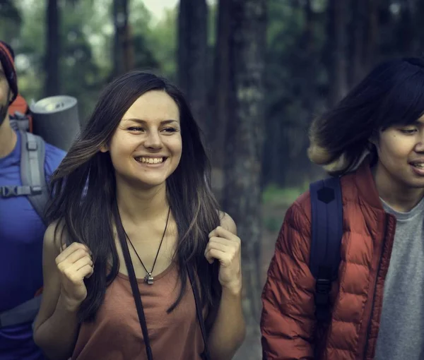 Jóvenes amigos viajeros en el bosque —  Fotos de Stock