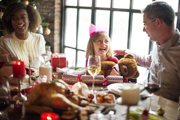 Família à mesa com um jantar festivo — Fotografia de Stock