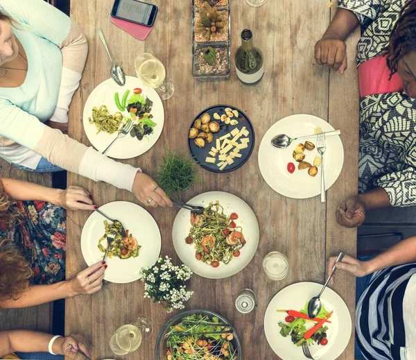 Frauen essen zu Abend — Stockfoto