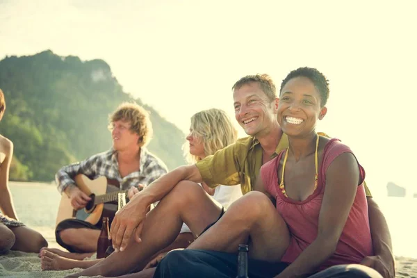 Persone che godono di festa in spiaggia — Foto Stock