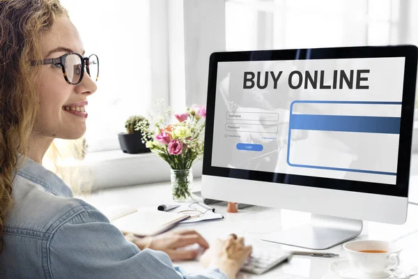 Woman working with computer — Stock Photo, Image