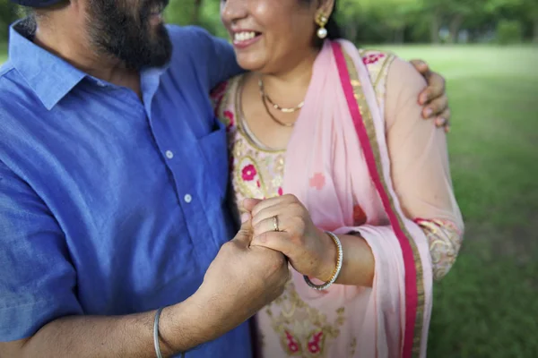 Lindo casal indiano ao ar livre — Fotografia de Stock