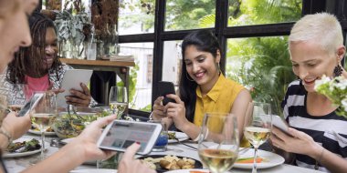 Kadınlar cihazlar tarama