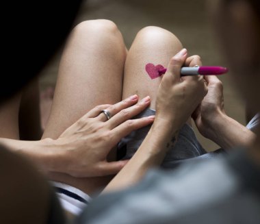  bacak üzerinde çizilmiş kalp