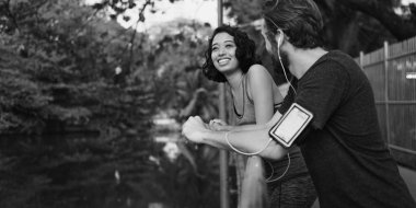 Sportif çift köprüde konuşuyor