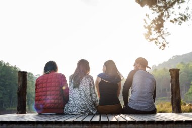 amigos sentados en fila 