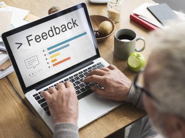 Masada dizüstü bilgisayar kullanan adam