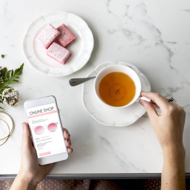 İnternetten alışveriş yapan kadın