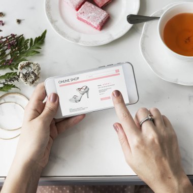 Telefon elinde olan kadın