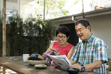  Çiftler dışarıda vakit geçiriyor.