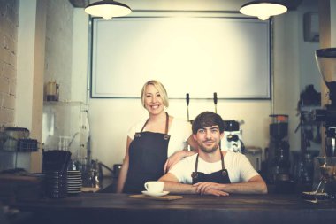 Garson ve kafede çalışan barista