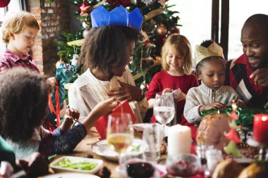 Aile şenlikli bir akşam yemeği ile masada