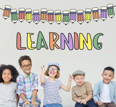 Şirin çocuklar birlikte oynamak