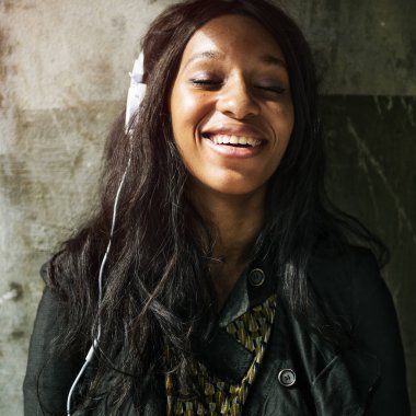 Afrikalı kadın müzik dinleme 