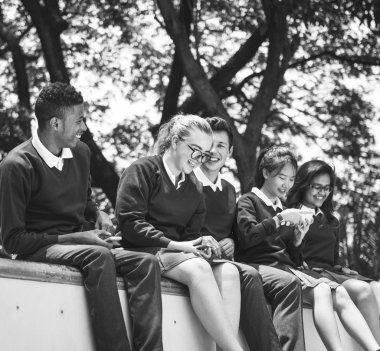 Çeşitli Öğrenciler üniversite üniformalı