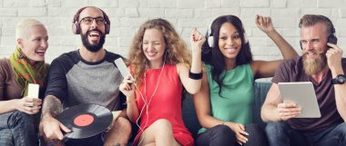 insanlar oturur koltukta cihazlar ile 