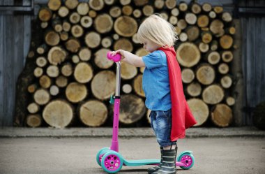 Süper kahraman çocuk binmek Scooter tarafından 