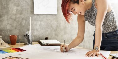Kadın mimar ile Blueprint