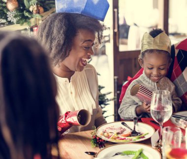 Aile şenlikli bir akşam yemeği ile masada