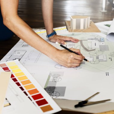Kadın mimar ile Blueprint