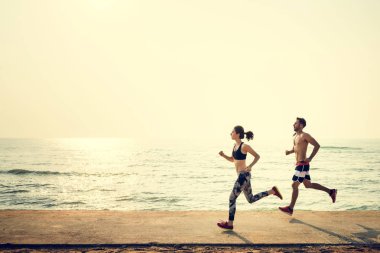 Kumsalda koşan bir çift