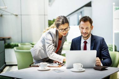 iş adamları laptop ile çalışma