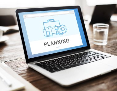 ahşap masa üstünde açılan laptop