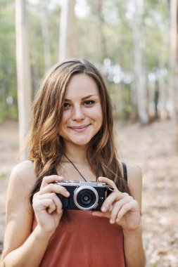 Kadın fotoğrafçı Holding kamera