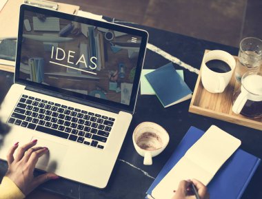 İşyeri masada dizüstü bilgisayar kullanan kadın