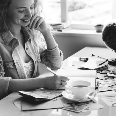 Defterde yazan kadın